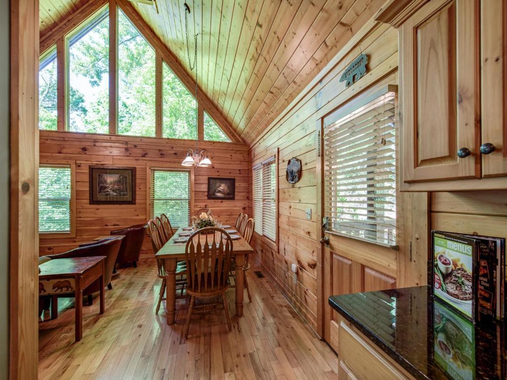 Bear’s Corner, 3 Bedrooms, WiFi, Pool Table, Hot Tub, WiFi, Sleeps 10 Gatlinburg Buitenkant foto